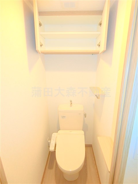 トイレ　棚収納と温水暖房便座付きのトイレ