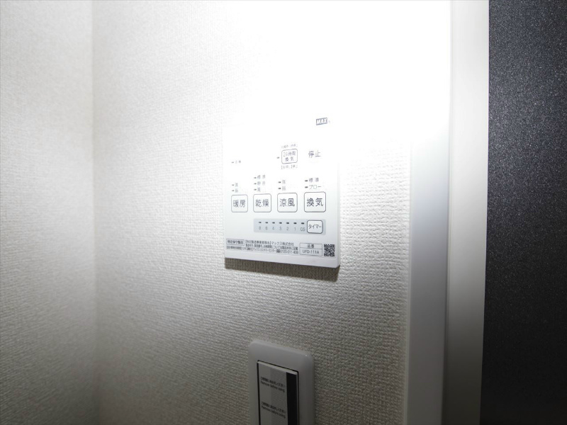 その他設備　浴室暖房乾燥機付き