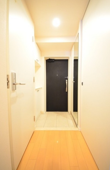 玄関　別部屋の画像を使用しております。