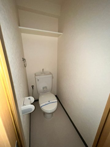 トイレ　別号室の写真です。ご参考までに