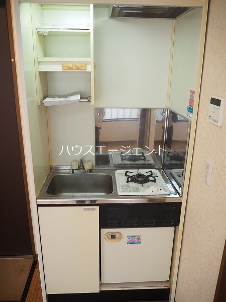キッチン　キッチンは１口ガスコンロ付。ミニ冷蔵庫付きなので初期投資が少