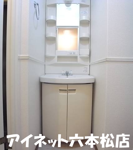 洗面設備　朝の支度はこちらでどうぞ。