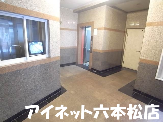 エントランス　防犯カメラやエレベーターもついています。