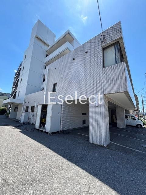 建物外観　周辺には商業施設も多いので生活しやすい場所にございます