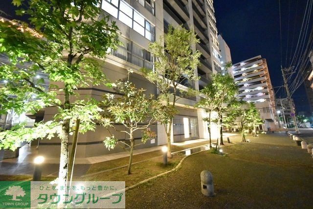 建物外観　１階建物内にクリーニング屋とコインランドリー併設