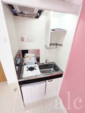 キッチン　ガスキッチン　ミニ冷蔵庫付き　※同建物別部屋写真