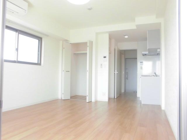 居室・リビング　角部屋なので寒気しやすいですよ