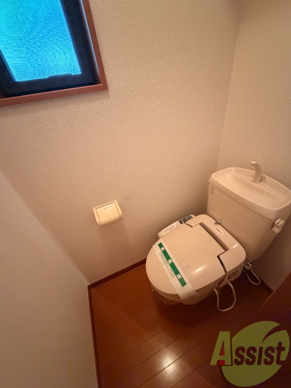 トイレ　トイレは温水洗浄便座で快適にお使い出来ます。