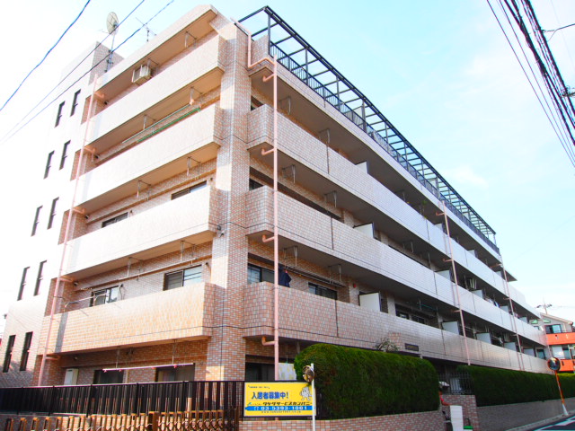 建物外観　閑静な住宅街に建つ重厚感あるマンション