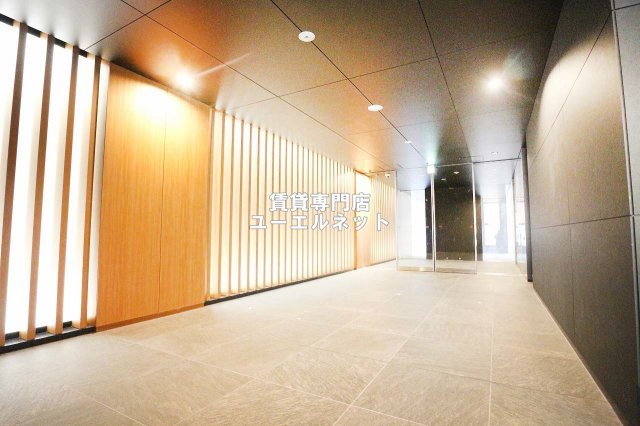 エントランス　毎日通る場所だからこそ、洗練された空間に