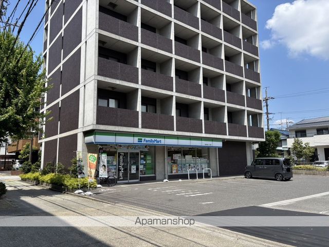 コンビニ　ファミリーマート岩塚本通三丁目店（コンビニ）まで389m