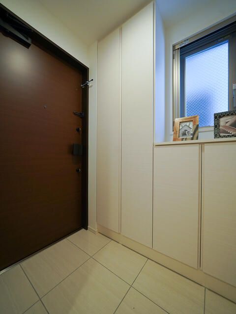 玄関　写真は同タイプ住居です。