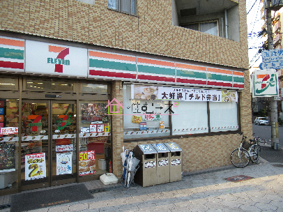 コンビニ　セブンイレブン 大阪新町4丁目店（コンビニ）まで70m
