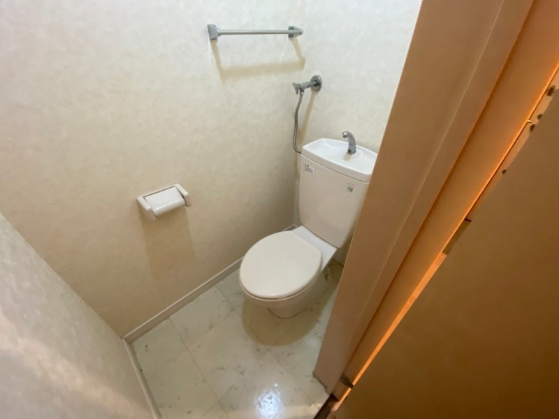 トイレ　こちらはトイレです。清潔感があり、安心して使用できます。