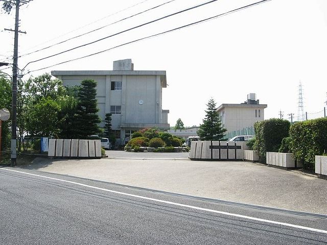 中学校　三重平中学校（中学校）まで740m