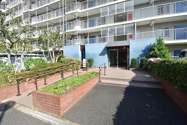 エントランス　重厚感のある建物デザイン♪