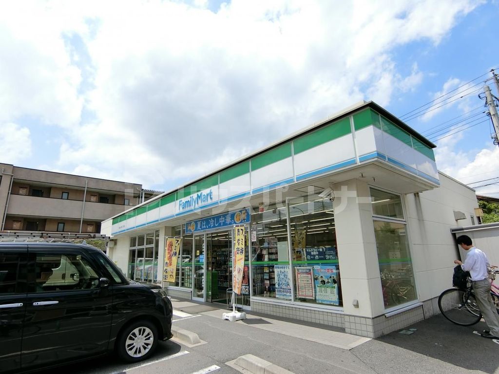 コンビニ　ファミリーマート越谷七左町二丁目店（コンビニ）まで300m