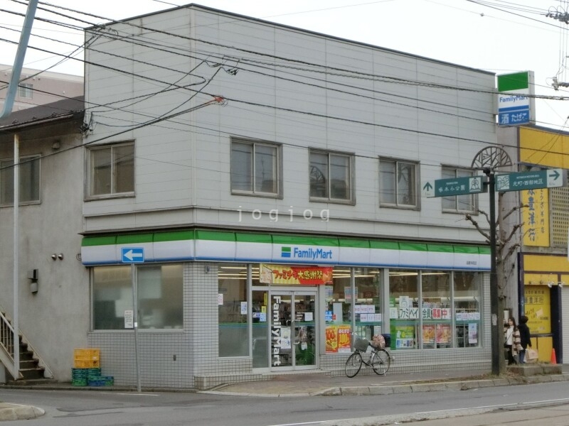 コンビニ　ファミリーマート函館本町店（コンビニ）まで280m