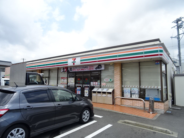 コンビニ　セブンイレブン（コンビニ）まで671m