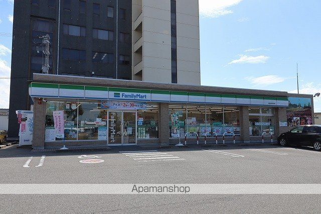 コンビニ　ファミリーマート（コンビニ）まで706m