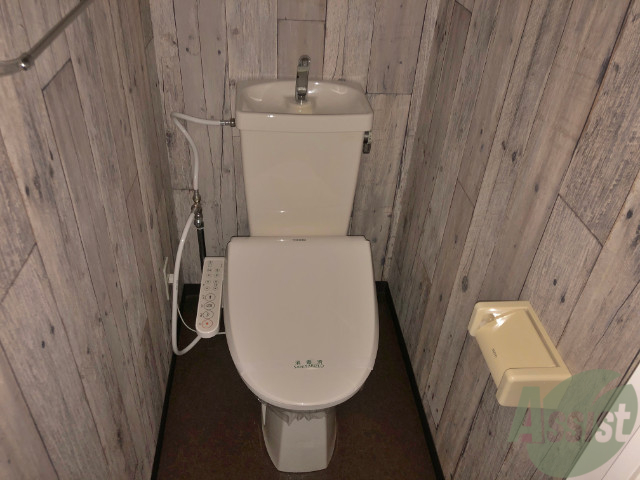 トイレ　ウォシュレット機能がついたトイレです。安心して使用できます。
