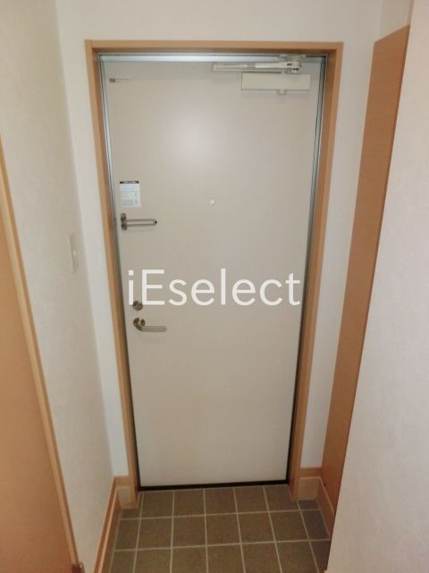 玄関　玄関にはトールタイプのシューズボックス。