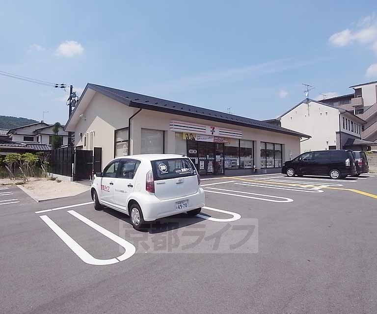 コンビニ　セブンイレブン京都岩倉忠在地町店（コンビニ）まで735m