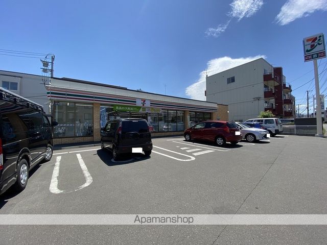 コンビニ　セブンイレブン（コンビニ）まで323m