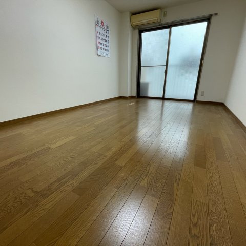 居室・リビング　床色が落ち着いた色合いで綺麗です♪