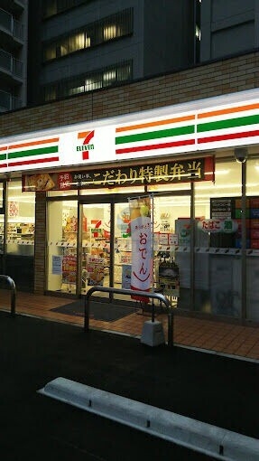 コンビニ　セブンイレブン吹田江坂町1丁目店（コンビニ）まで372m