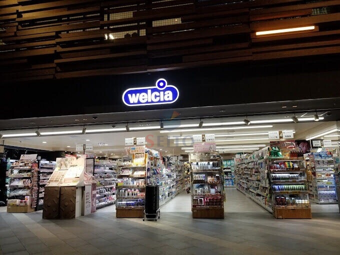ドラックストア　ウエルシア江坂駅前店（ドラッグストア）まで534m