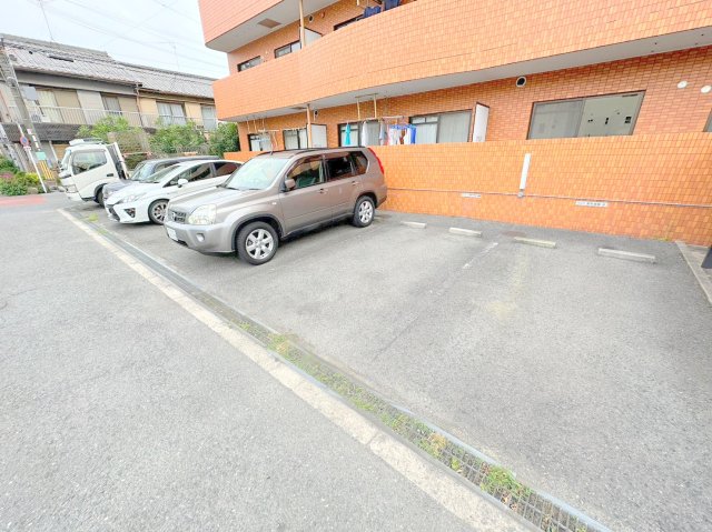 駐車場　敷地内にある駐車場。愛車がすぐ近くに置けると安心ですよね。