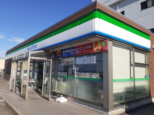 コンビニ　ファミリーマート魚津北鬼江西店（コンビニ）まで913m