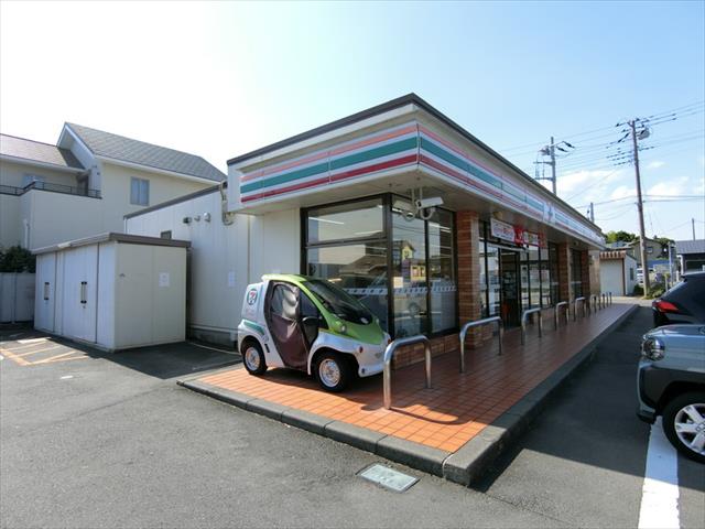 コンビニ　セブンイレブン（コンビニ）まで303m