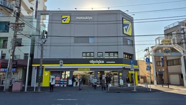 ドラックストア　マツモトキヨシ川崎大師駅前店（ドラッグストア）まで396m