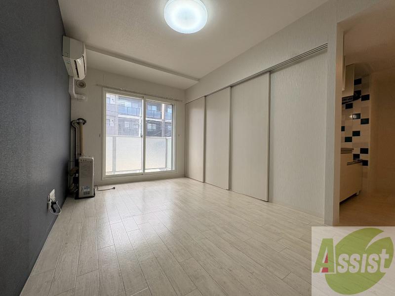 居室・リビング　フローリングは落ち着きのある印象のお部屋になりますね。