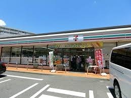 コンビニ　セブンイレブン 多摩鶴牧2丁目店（コンビニ）まで624m