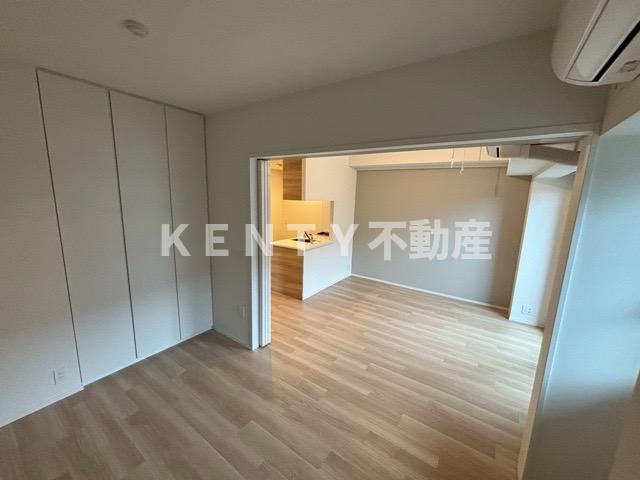 その他部屋・スペース　開放的な寝室です