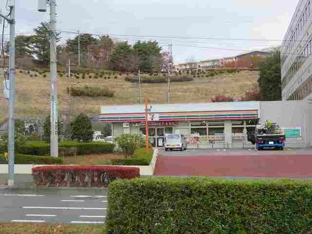 コンビニ　セブンイレブン（コンビニ）まで300m