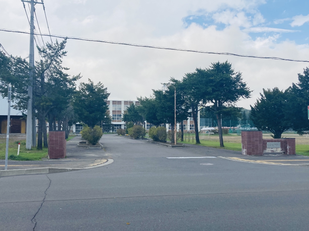 中学校　北見市立留辺蘂中学校（中学校）まで982m