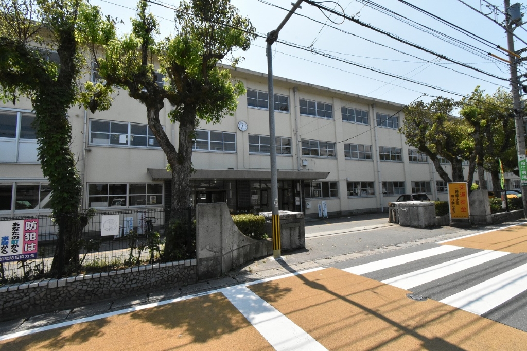 中学校　徳島市立城西中学校（中学校）まで1053m