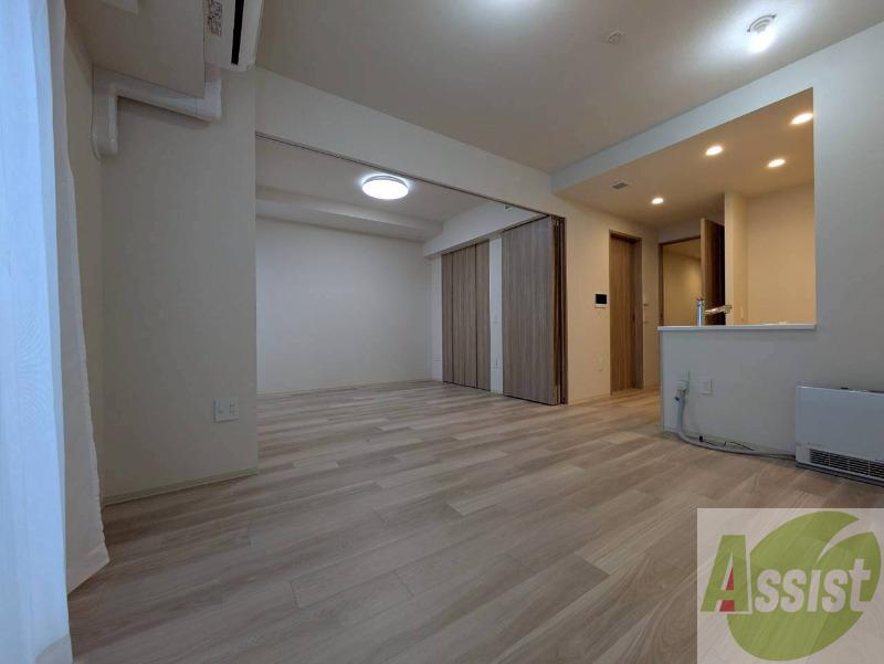 居室・リビング　日当たりが良くて心地よく過ごせそうなお部屋です。