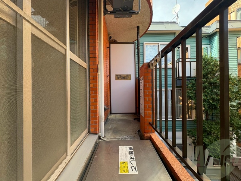 バルコニー　こちらはバルコニー。洗濯物が干せるようになっています。