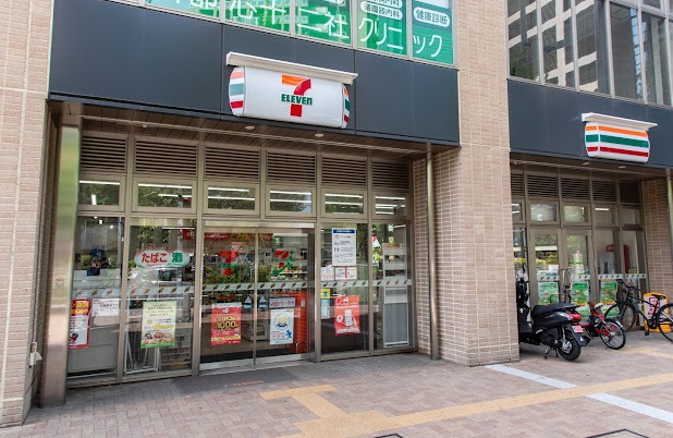 コンビニ　セブンイレブン 西新宿5丁目中央店（コンビニ）まで215m