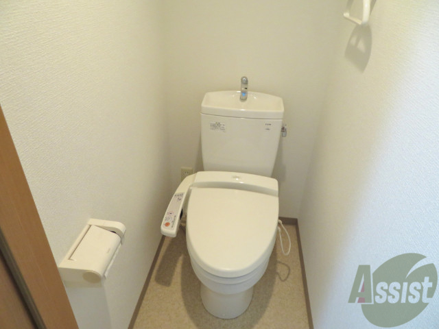 トイレ　嬉しいウォシュレット機能付きです。シャワートイレは便利です。
