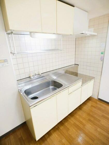 キッチン　給湯はリモコンで温度設定。お湯のハンドル１本で適温が出ます。