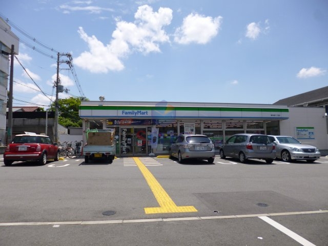 コンビニ　ファミリーマート豊中本町店（コンビニ）まで121m