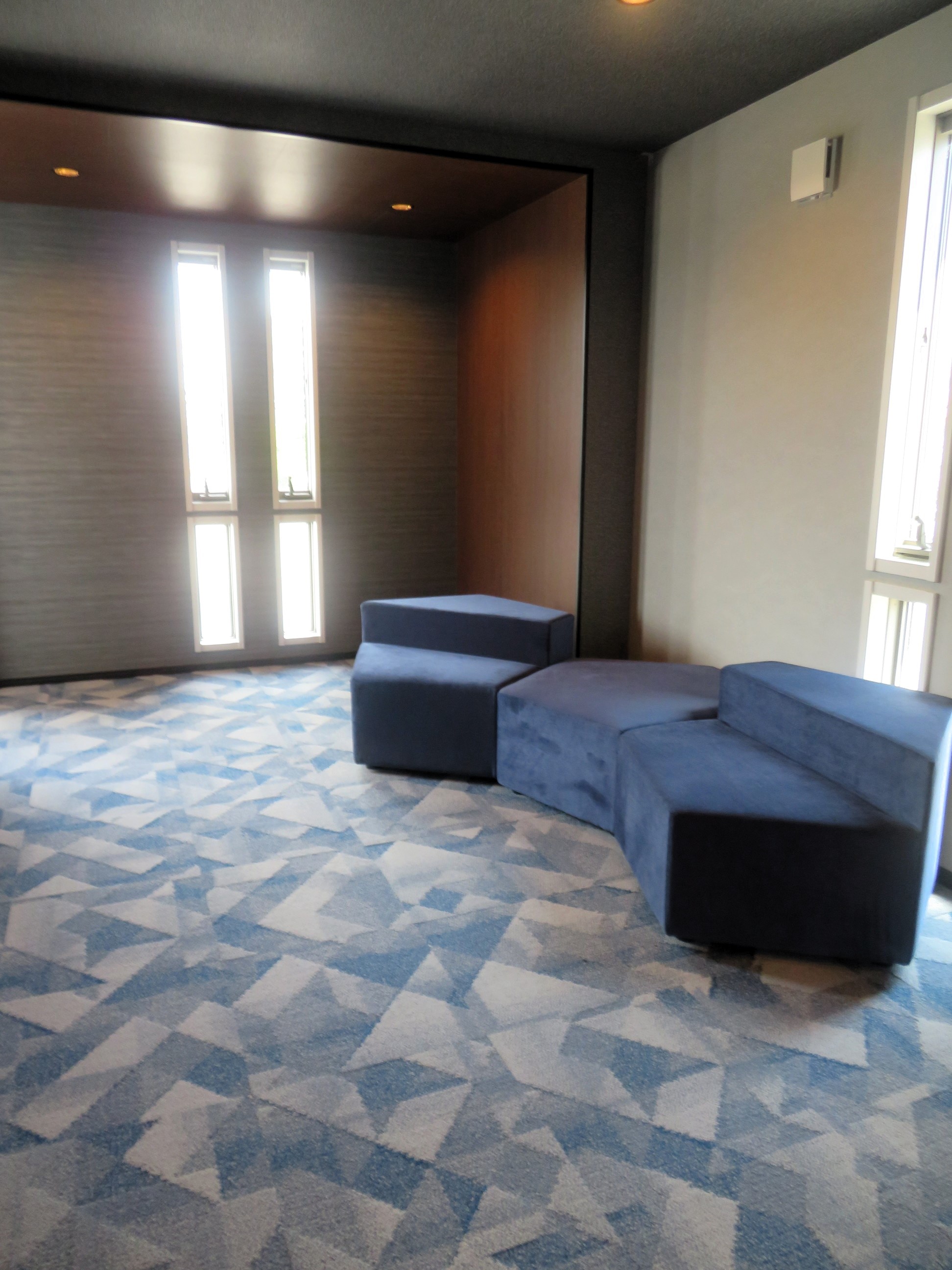 その他設備　2階共用部です。分譲マンションのような豪華なエントランスです