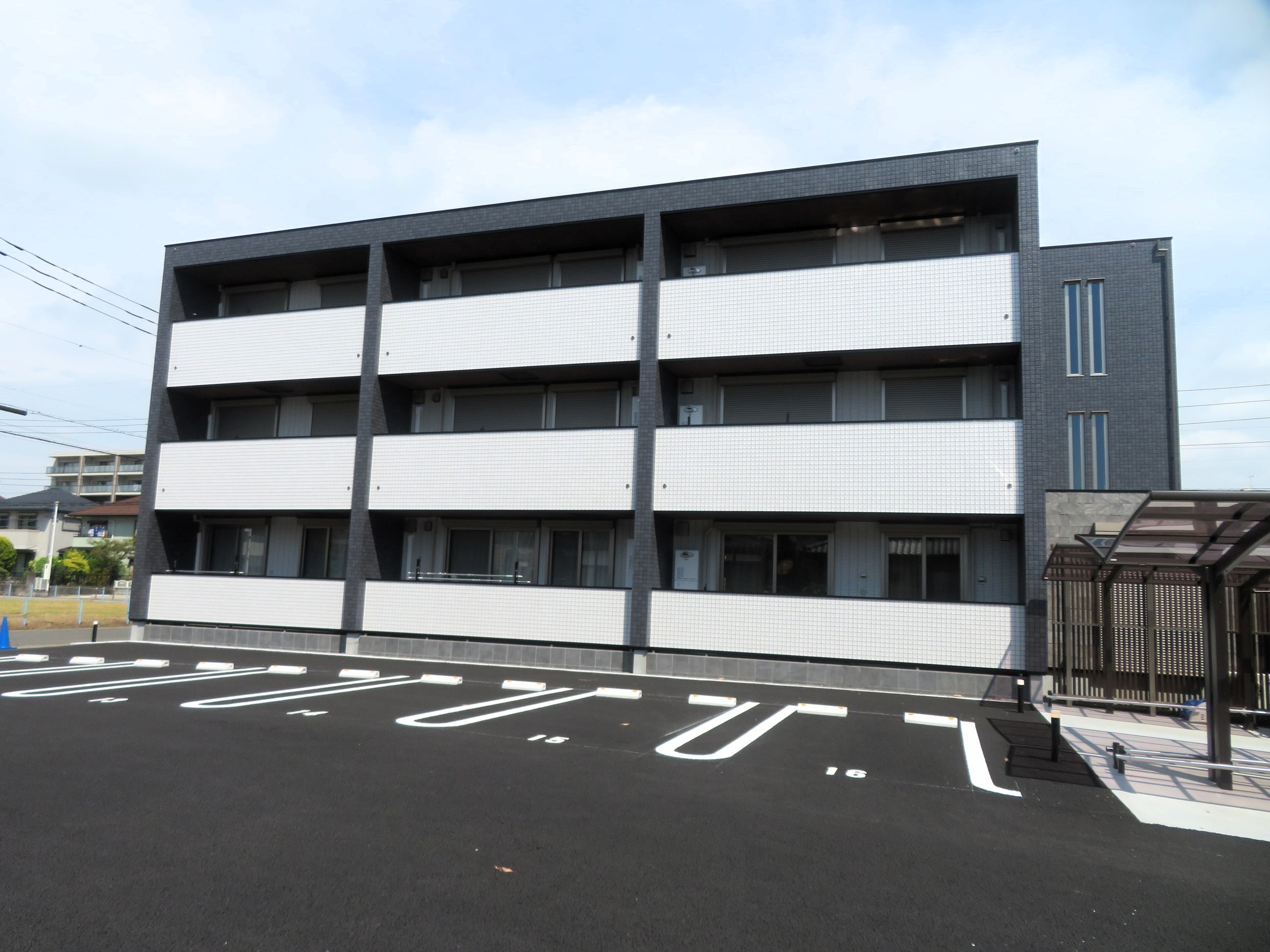 建物外観　駅まで徒歩5分の築浅3LDK。オートロック完備で防犯面も安心
