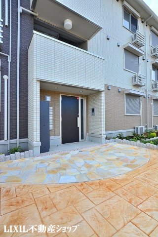エントランス　オートロック機能付のエントランスです。